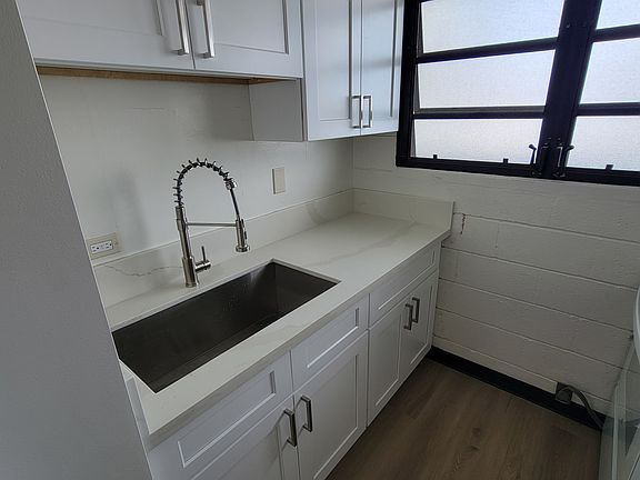 4th image of 3175 Waialae Ave #804