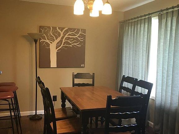 5th image of 410 Oakcrest Dr