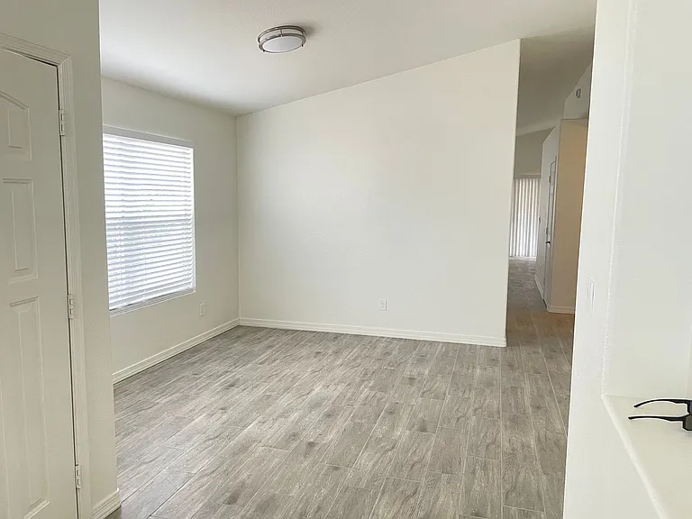 1113 W Sparrow Dr — Photo 3