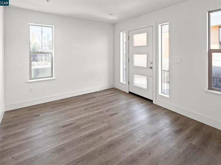 2802 Chattleton Ln — Photo 2
