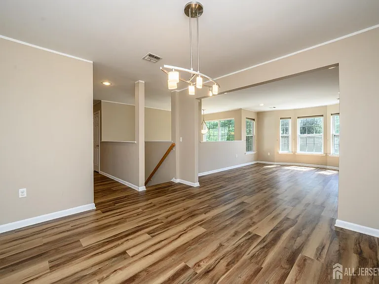 303 Pinelli Dr — Photo 4