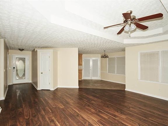 3rd image of 370 Christian Woods Dr