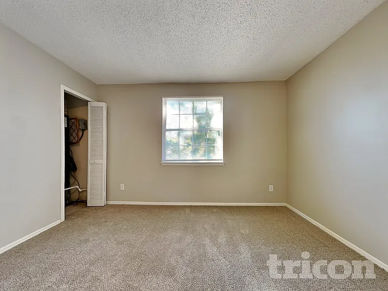606 Radnor Ln — Photo 15