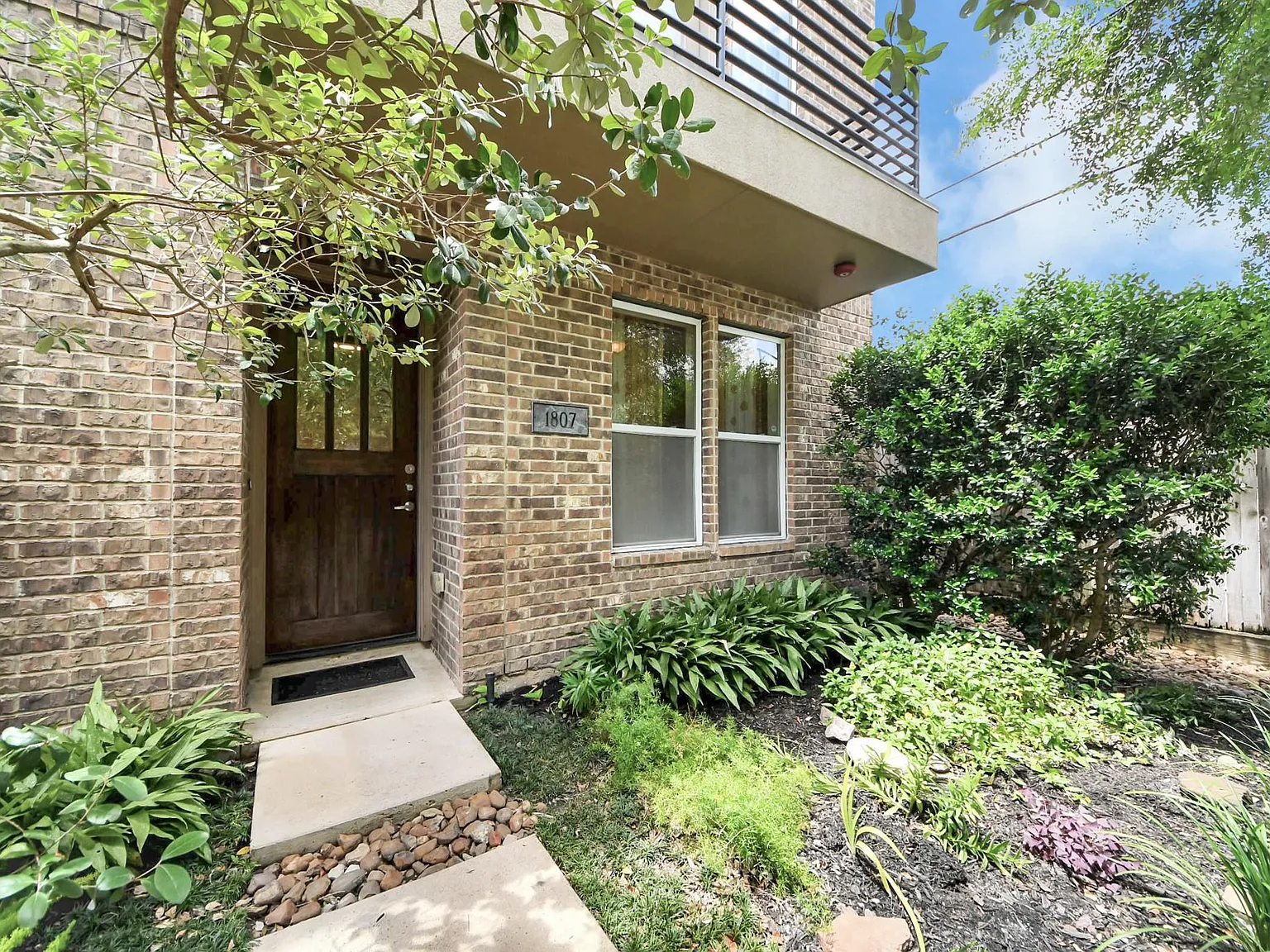 3 bed, 5.0 bath, 2232 sqft, $3,300 — Photo 3