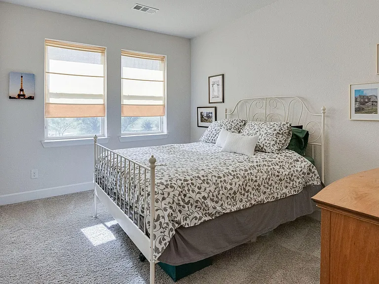 576 Courtyard Ln — Photo 17