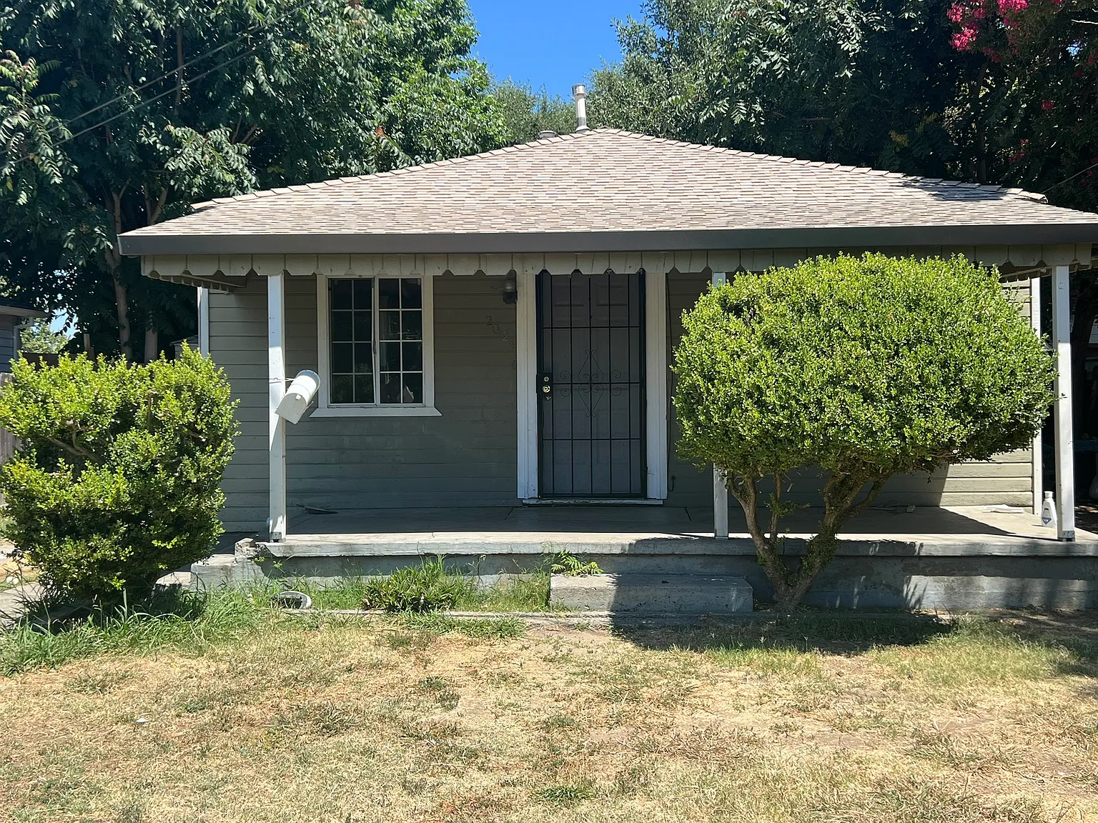 2024 Willow Ave photo 1