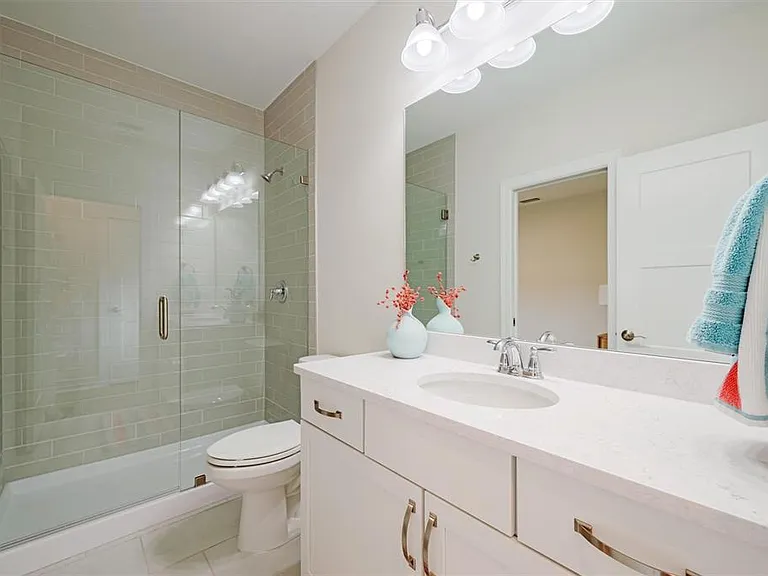 7910 Lake Flores Ave — Photo 20