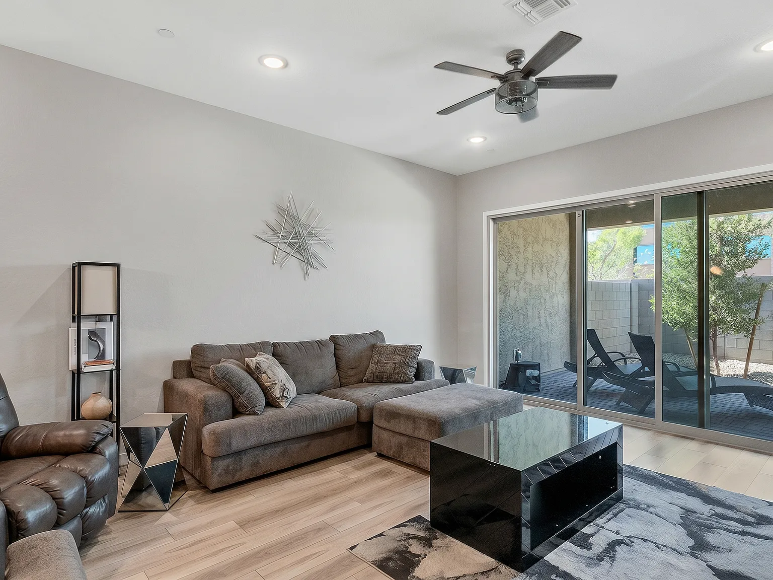 3 bed, 2.5 bath, 2524 sqft, $2,950 — Photo 2