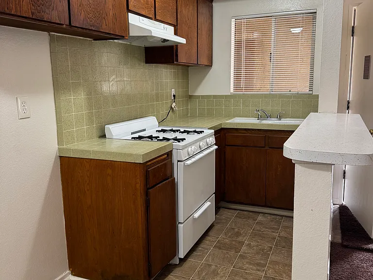 Corsica Apartments — Photo 9