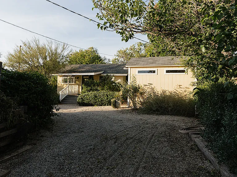 2841 Los Feliz Dr — Photo 3