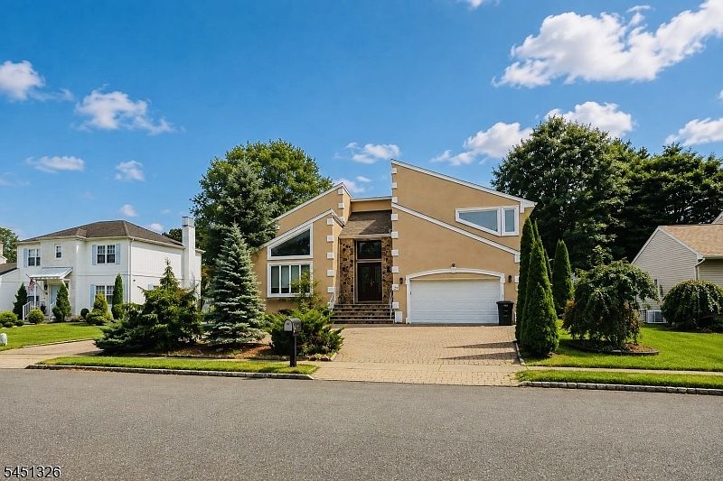 1st image of 26 BENJAMIN DR