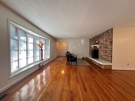 5th image of 115 White Dr
