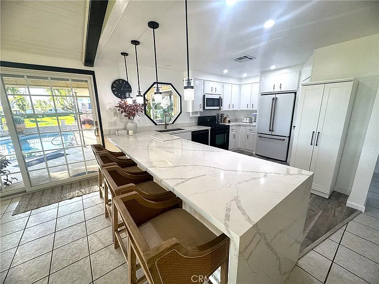 38250 Azalea Dr — Photo 2