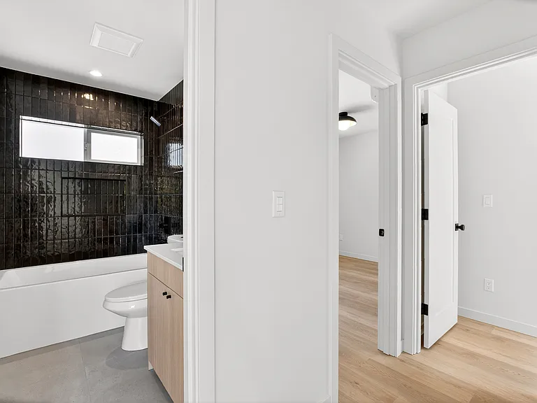 14321 Interlake Ave N #B — Photo 14