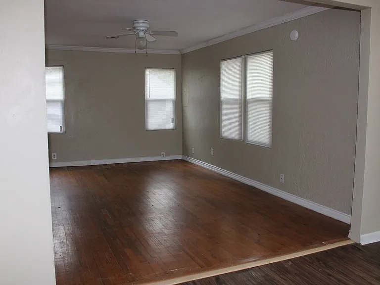 209 W Douglas Dr — Photo 3