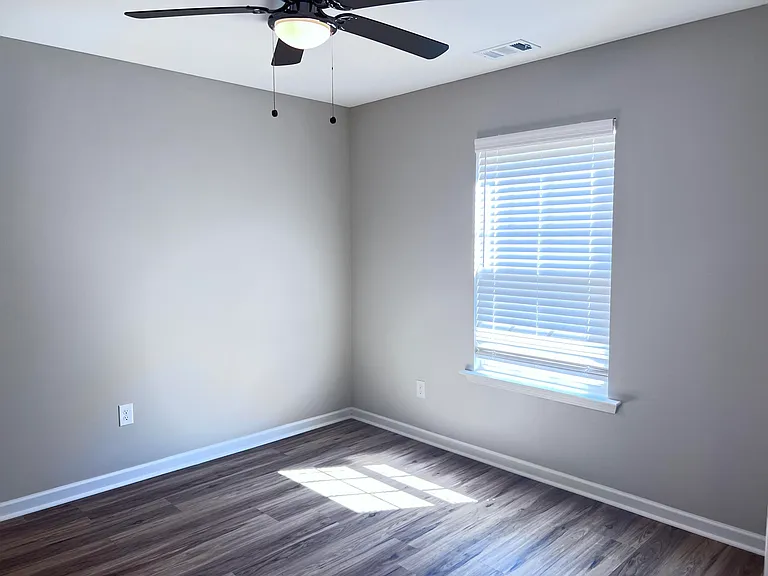 631 Clary St — Photo 4