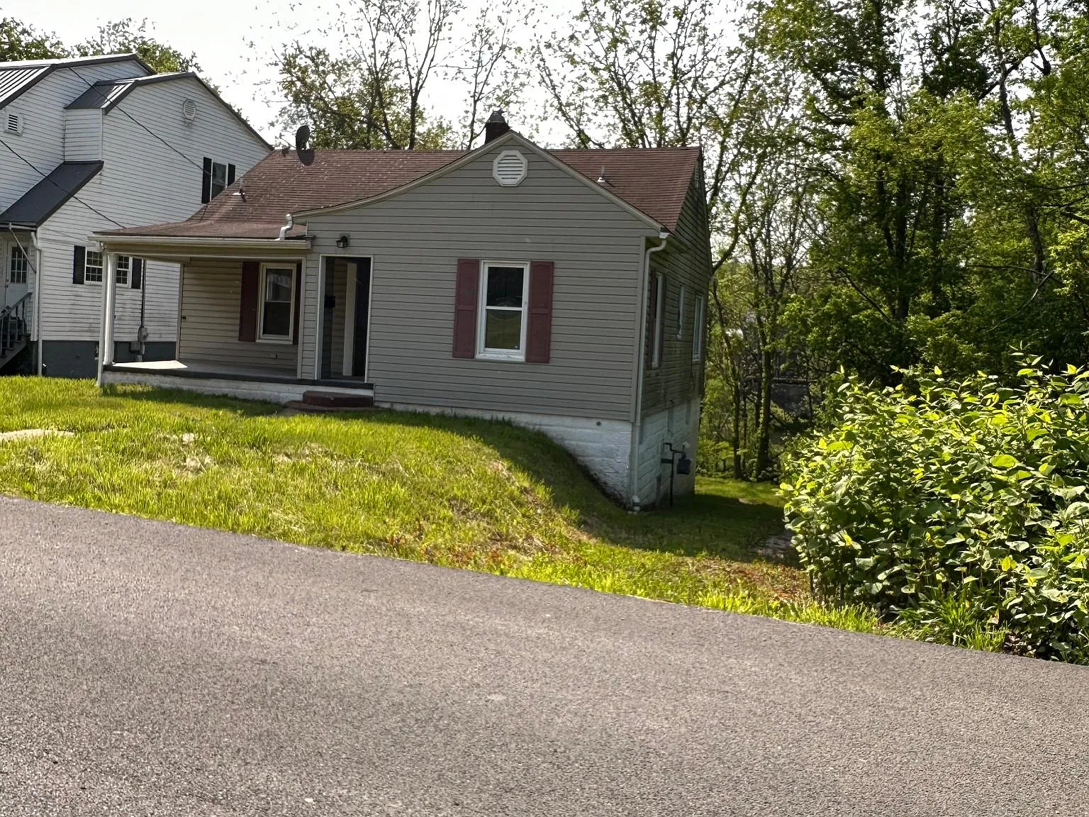 402 E St — Photo 3