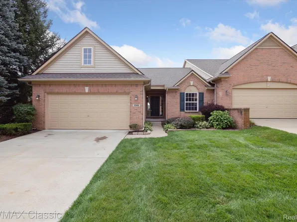 1346 Waverly Dr, White Lake, MI 48386