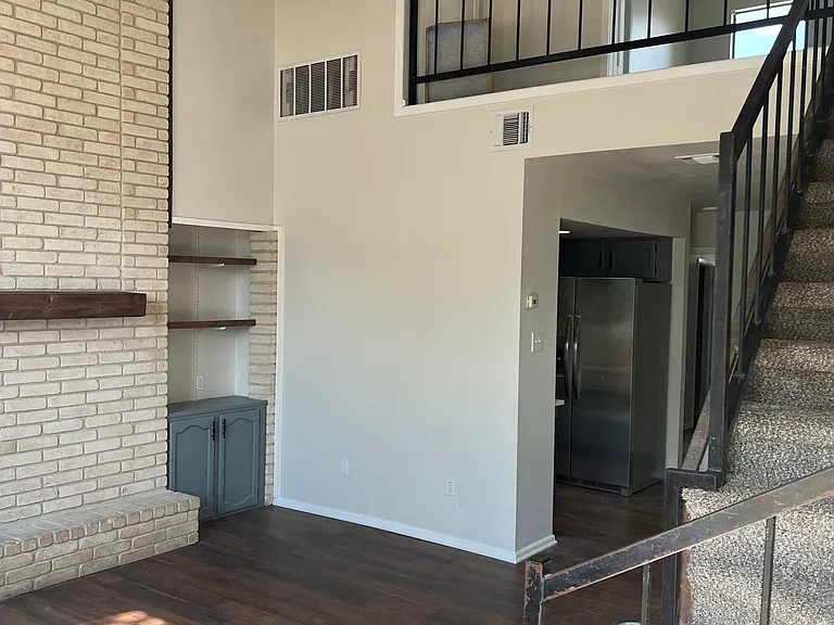 311 Ivy Ln — Photo 1