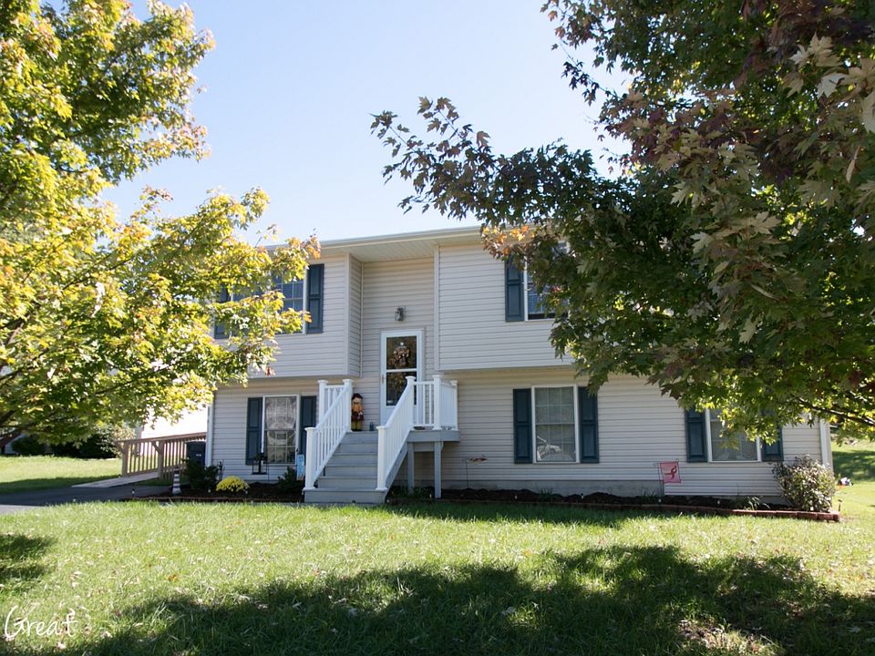For Sale: 3378 Village CT NE, Roanoke, Virginia 24012