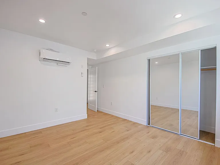 2851 S Victoria Ave — Photo 16
