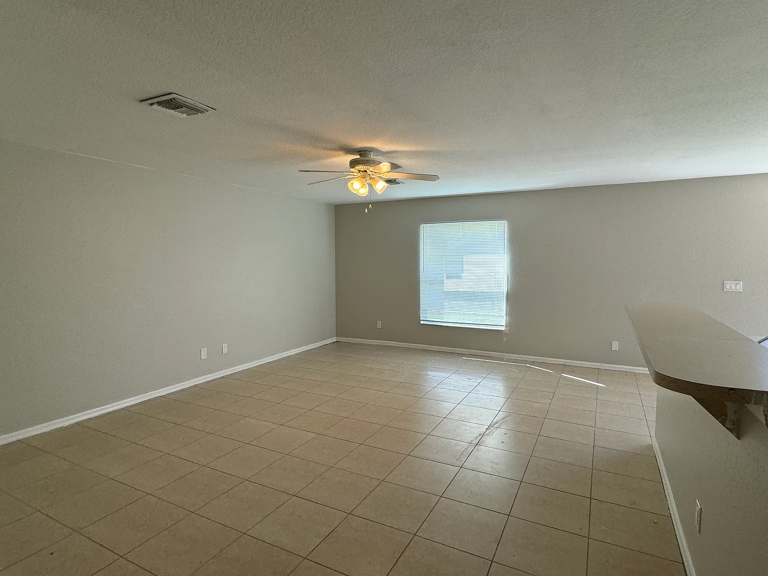 4 bed, 2.5 bath, 2600 sqft, $2,200 — Photo 4
