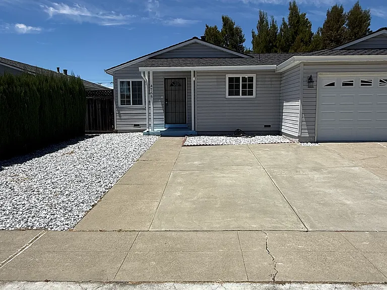 4765 Serra Ave — Photo 2