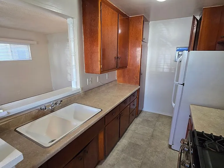302-306 1/2 E Navilla Pl — Photo 7