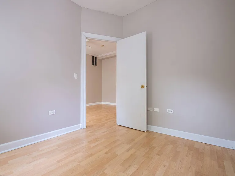 738 w Briar — Photo 15
