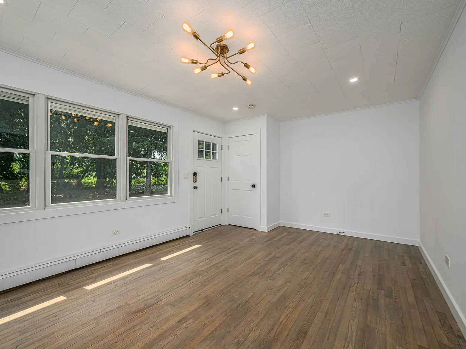 New! Renovated Year Round 2 Bedroom — Photo 4