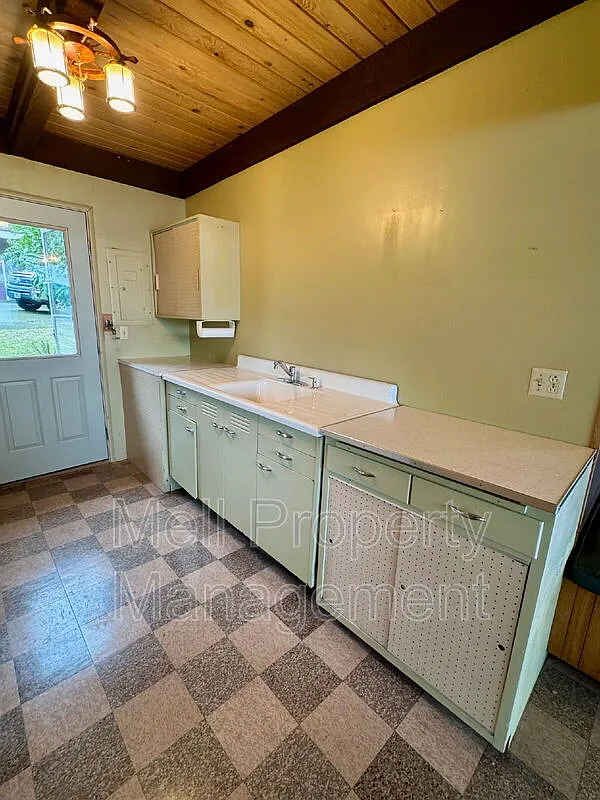 1 bed, 1.0 bath, 677 sqft, $1,800 — Photo 3