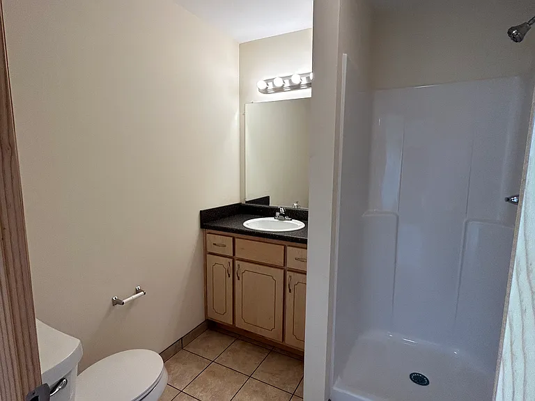 Primary bedroom bathroom