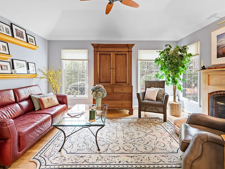 Hickory Ct — Photo 17