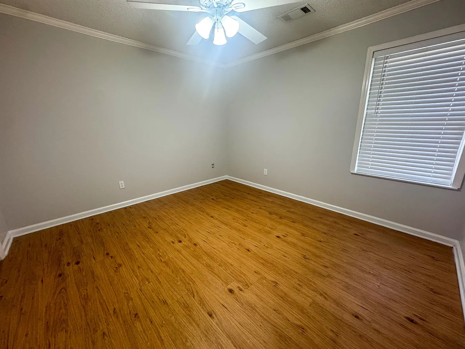 3 bed, 2.0 bath, 2401 sqft, $2,000 — Photo 4