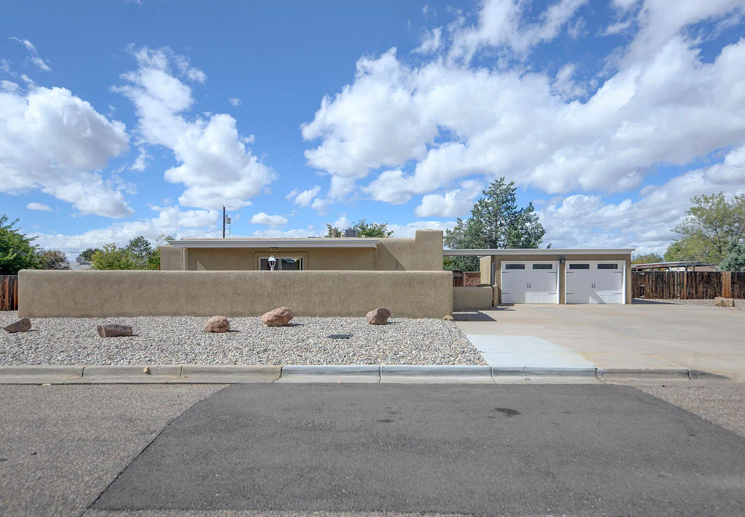 4 bed, 2.0 bath, 1912 sqft, $2,300 — Photo 2