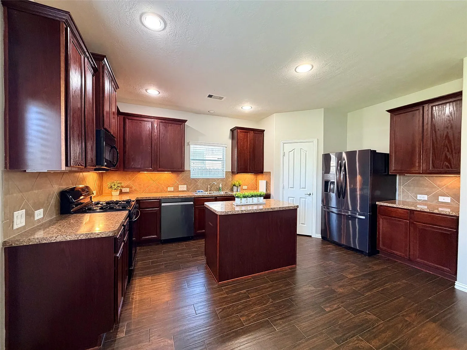 4 bed, 2.5 bath, 2570 sqft, $3,500 — Photo 4
