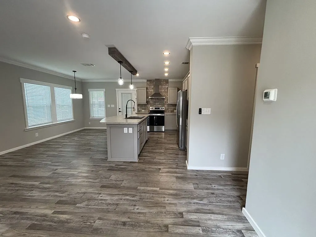 3 bed, 2.0 bath, 1600 sqft, $2,199 — Photo 3