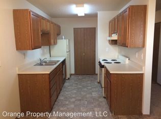 612 Division St APT 105, Walhalla, ND 58282