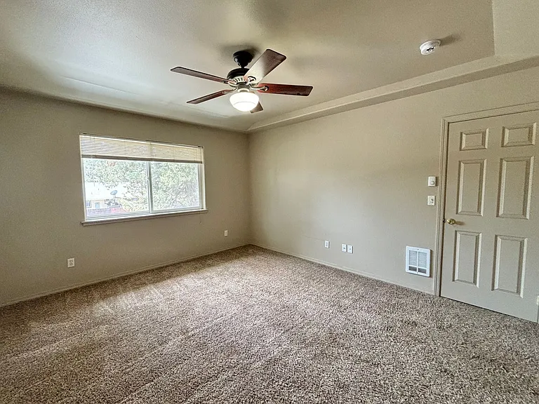 14 SE McKinley Ave #1 — Photo 11