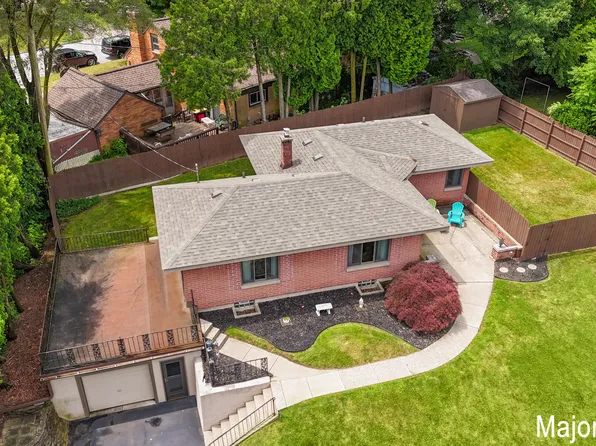 2120 Finsbury Ln NW, Grand Rapids, MI 49504