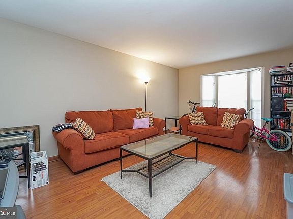 3rd image of 23 Woodhollow Ct