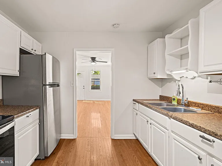220 E 2nd Ave — Photo 17