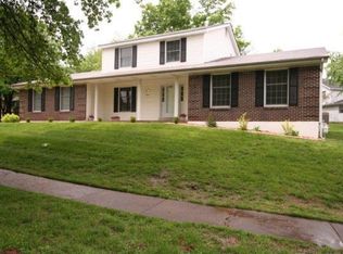 15565 Clover Ridge Dr, Chesterfield, MO 63017