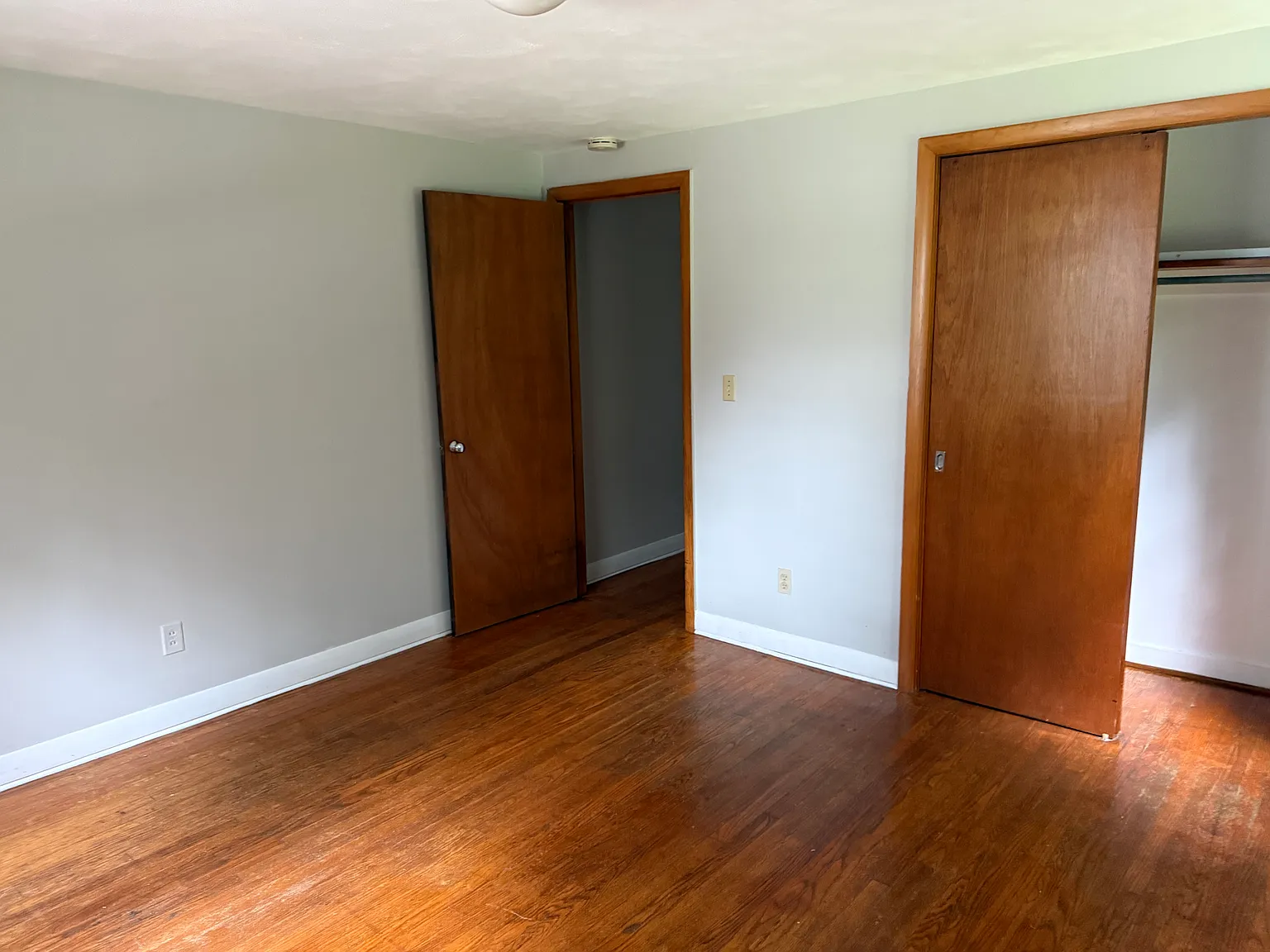 1 bed, 900 sqft, $1,300 — Photo 3
