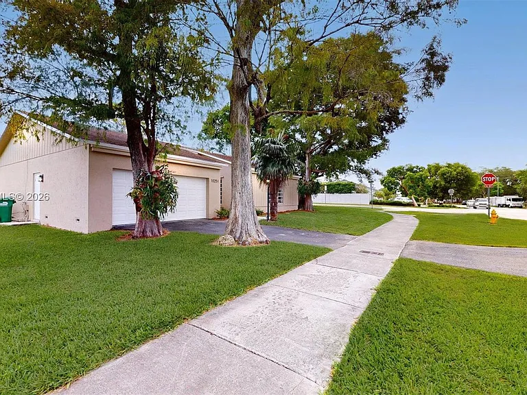 10251 SW 80th St — Photo 2