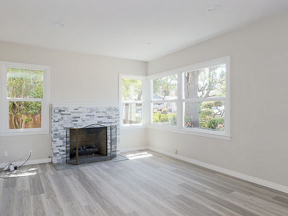 3rd image of 1015 Holly St #B