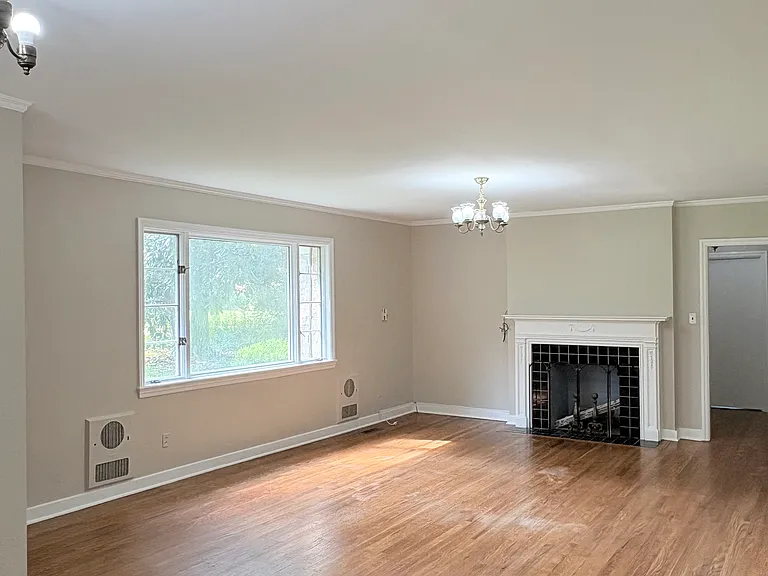 1573 Three Springs Rd — Photo 4