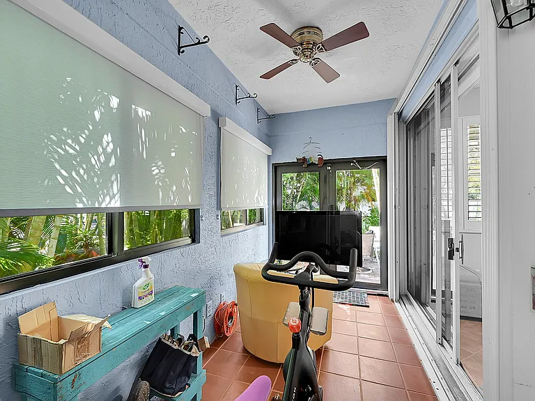 2922 Port Royale Ln S — Photo 32