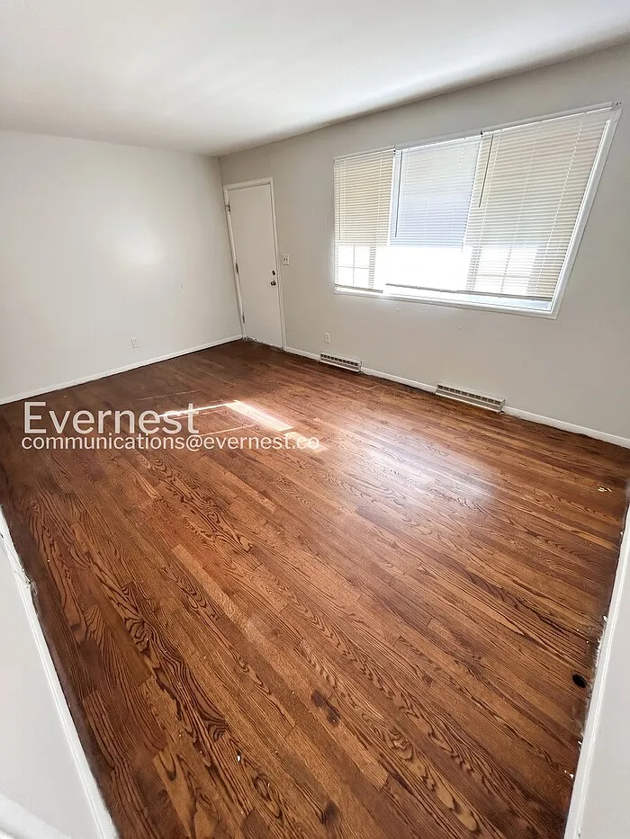 3 bed, 1.0 bath, 925 sqft, $1,045 — Photo 4