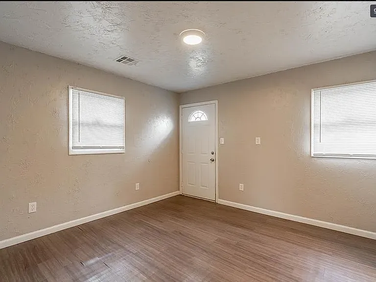 820 SW 31st St — Photo 10